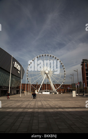 Grande roue et Echo Arena Liverpool UK Banque D'Images