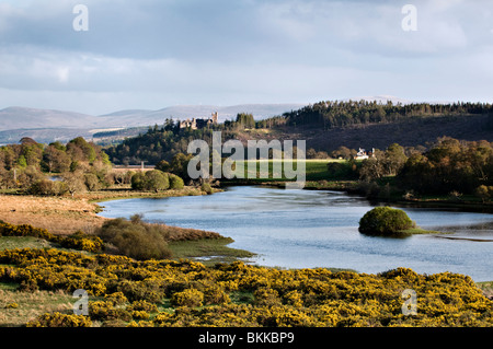 Vue sur le Kyle of Sutherland près de Invershin, Sutherland, Scotland, en regardant vers le château de Carbisdale prises en début de soirée Banque D'Images