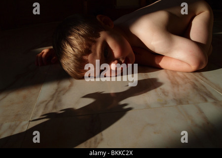 Petit garçon et l'ombre des dinosaures Banque D'Images