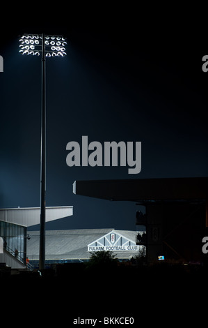 À la recherche en FC Fulham Craven Cottage du terrain de football pendant un match du côté de la London Putney rivière Thames. Banque D'Images