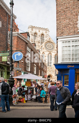 Vue le long des rues du centre-ville en direction de York Minster, York, Yorkshire, UK Banque D'Images