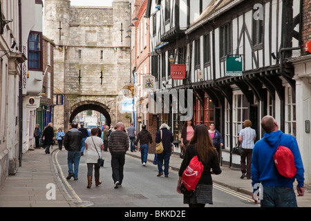 Afficher le long de High Petergate dans le centre de York, Yorkshire, UK Banque D'Images