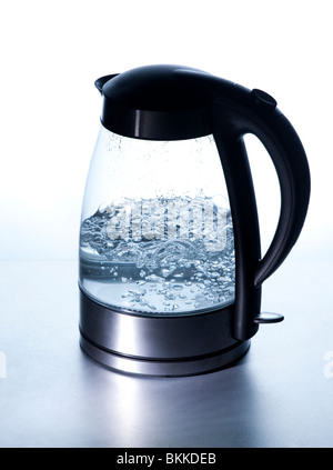 Bouilloire électrique moderne de l'eau bouillante à l'aide de Schott Duran verre borosilicate résistant Banque D'Images