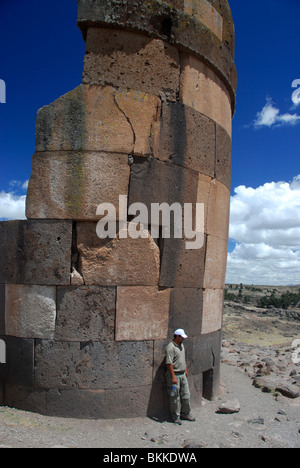 Guide Local expliquant le Chullpas de Sillustani ruins, lac Umayo, Pérou, Amérique du Sud Banque D'Images