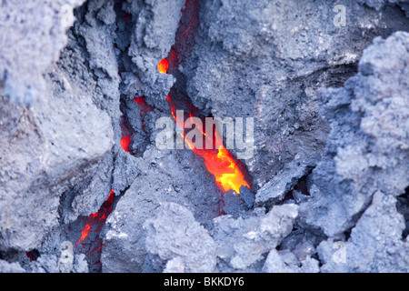 Détail de l'écoulement de lave rougeoyante de l'Islande 2010 éruption volcanique du volcan Eyjafjalla Banque D'Images