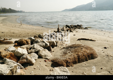 L'image d'une plage de sable doré avec une mer de pierre barrière. Banque D'Images