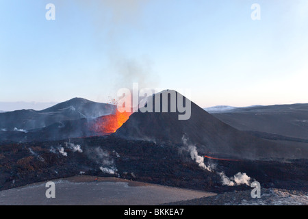 De nombreux touristes et randonneurs sont coulées de lave et des fontaines de l'Islande 2010 Éruption du volcan Eyjafjalla Banque D'Images