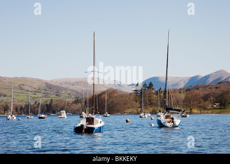 Bowness on Windermere, Cumbria, England, UK. Afficher le nord le long du lac Windermere à Loughrigg est tombé dans le Parc National de Lake District Banque D'Images