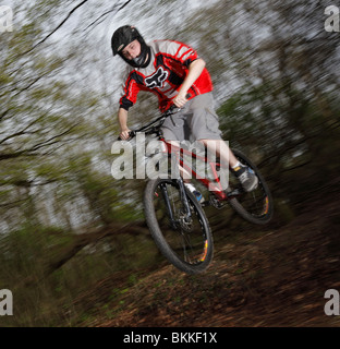 Dirt bike freeride avec cavalier et de flou de mouvement. Banque D'Images