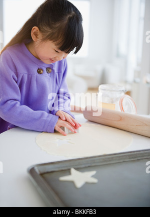 Chinese girl making cookies en forme d'étoile Banque D'Images