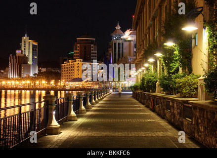 Vue de nuit et les restaurants au bord de l'eau bâtiments multistoried à Port Louis, ile Maurice, Afrique du Sud Banque D'Images