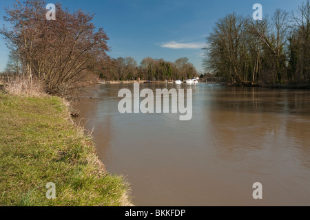 Bray Lock et Weir sur la Tamise, Berkshire, Royaume-Uni Banque D'Images