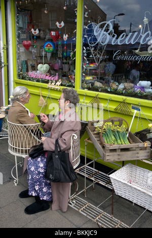 Deux dames âgées assis à Broadway Market à Hackney london Banque D'Images