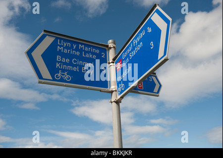 Blue Informations touristiques sur panneau bilingue anglais gallois de Rhyl au nord du Pays de Galles, Royaume-Uni Banque D'Images