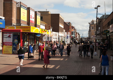 Les gens shopping dans la zone piétonne du centre-ville de Rhyl, au nord du Pays de Galles UK Banque D'Images