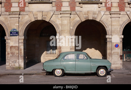 Simca Aronde Elysée stationné à la Place des Vosges Paris France Banque D'Images