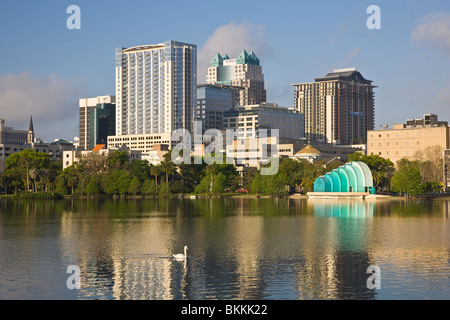 L'architecture moderne des toits de Orlando Floride reflétant dans le lac Eola