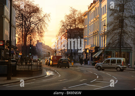 La circulation sur les rues de Londres alors que le soleil se couche sur les bâtiments par la station de métro Pimlico Banque D'Images