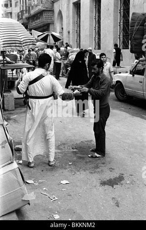 Un vendeur de boissons qui exerce son art sur une rue du Caire en Egypte Banque D'Images