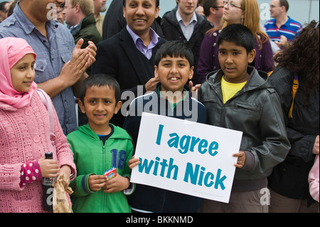 Les partisans libéraux-démocrates avec les enfants Je suis d'accord avec Nick cartes quand Nick Clegg a été sur une campagne visiter Newport South Wales Banque D'Images