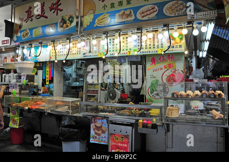 Ouvrez la façade de la nourriture chaude échoppe de marché dans une rue près du Marché des Dames, Mong Kok, Kowloon, Hong Kong Banque D'Images