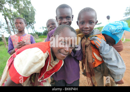 Le Kenya, l'Est, l'Afrique, le long de la B5, la zone de Nyahururu, Highlands, les enfants Banque D'Images