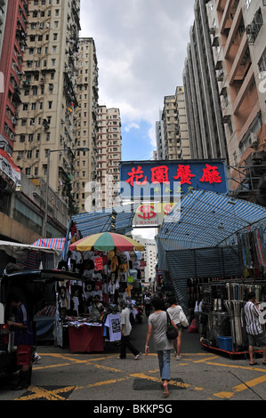 Femme marche vers les étals du marché des Dames, Tung Choi Street, Mong Kok, Hong Kong, Chine Banque D'Images