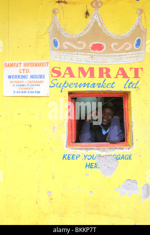 Le Kenya, l'Est, l'Afrique, le long de la B5, village de Nyeri, coffre-fort à les tenues d'épicerie Banque D'Images