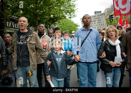 Les principaux syndicats français, manifestant le 1er mai, manifestation du 1er mai, Paris, France, foule des familles, personnes style de vie urbain foule française divers, protestation activiste, immigrés famille minoritaire Europe, CGT, public de rue multiculturel se tenant la main, foule de gens de front, manifestations d'immigration Banque D'Images