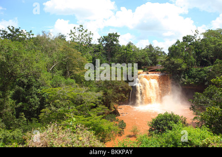 Au Kenya, près du village de Thika, tombe sur la rivière Thika Banque D'Images