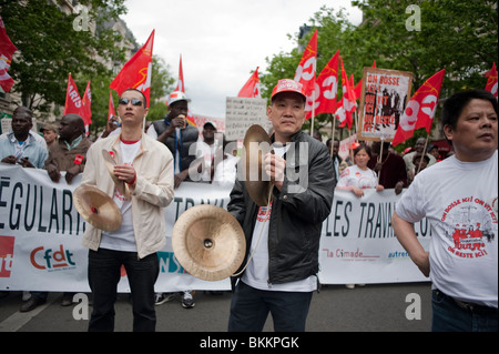 Foule nombreuse, Front, Marche, principaux syndicats de France avec des immigrants illégaux chinois, manifester dans la journée du travail mai manifestation, Paris, France, travail immigrés, CGT, migrants illégaux, manifestations d'immigration Banque D'Images