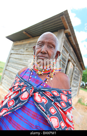 Le Kenya, l'Afrique, village de Makutano, près de l'Amboseli, portrait of elderly woman Masaai Banque D'Images