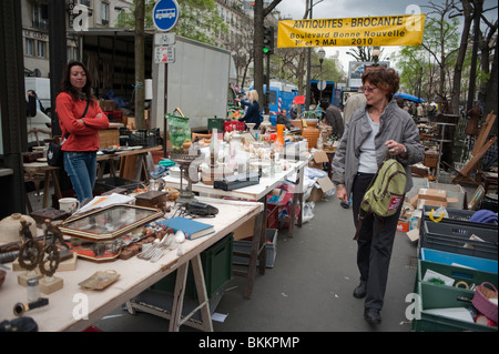 Les gens Shopping de seconde main, objets ménagers sur les stands de vente de garage de la rue, Paris, France Banque D'Images