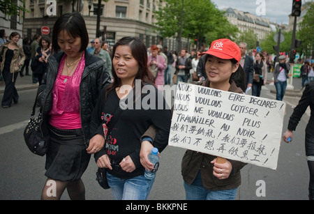 Immigrants chinois, migrants européens manifestant le 1er mai, manifestation du 1er mai, Paris, France, manifestation de protestation pancarte "nous voulons être déclarés" FEMMES DANS LA FOULE, travailleurs immigrés, travailleurs immigrés france, migrants illégaux, en Europe Banque D'Images