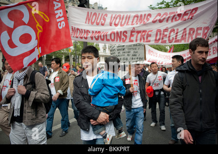 Manifestation des principaux syndicats français le 1er mai, manifestation du 1er mai, Paris, France, défilé de foule diversifiée de migrants, sans papiers, immigration chinoise, famille de migrants, slogans de justice sociale, CGT, protestation familiale, droits des immigrés, papiers des immigrés de France, protestataires droits de l'homme multiraciaux, migrants illégaux en Europe Banque D'Images