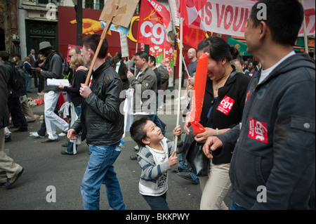 Les principaux syndicats français avec les immigrants chinois migrants manifestation familiale, manifestant le jour du travail peut manifestation, Paris, 'sans papers' étrangers illégaux, CGT, manifestations de travailleurs, droits des immigrants, protestataires droits humains multiraciaux, migrants illégaux Banque D'Images