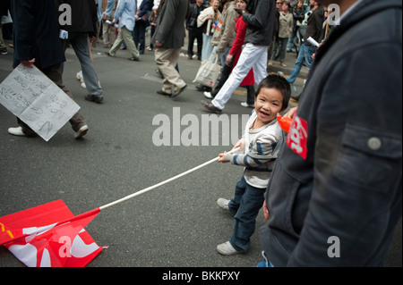 Français des syndicats à des immigrants illégaux chinois, sans papiers, démontrant en mai 1 mai, Journée de démonstration, Paris, France Banque D'Images