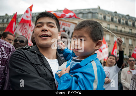 Immigrants migrants chinois, papa tenant son fils, manifestant le 1er mai, manifestation du 1er mai, Paris, France, manifestations, manifestation d'enfants en travail, protestation de familles migrantes discrimination, immigrants Europe, CGT, communauté chinoise de paris, manifestations de migrants en france Banque D'Images