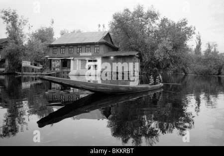 Hikaras «', de petits bateaux sur le lac Dal, à Srinagar, dans la vallée du Cachemire Banque D'Images