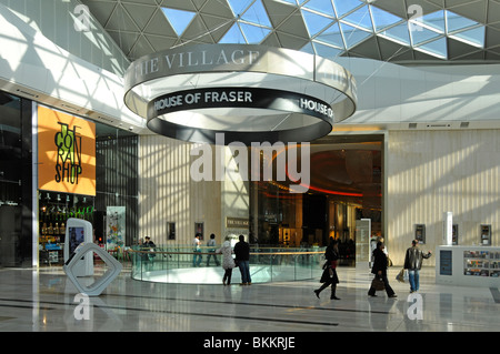 Les clients à l'entrée du grand magasin House of Fraser dans le centre commercial intérieur de Westfield Shepherds Bush White City West London, Angleterre, Royaume-Uni Banque D'Images