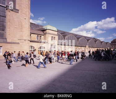 L'heure de pointe avec les personnes qui arrivent à la gare centrale de Hambourg (Hauptbahnhof). Banque D'Images