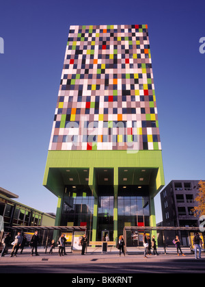 Bâtiment coloré avec les usagers en attente à un arrêt de bus, Utrecht, Pays-Bas. Banque D'Images