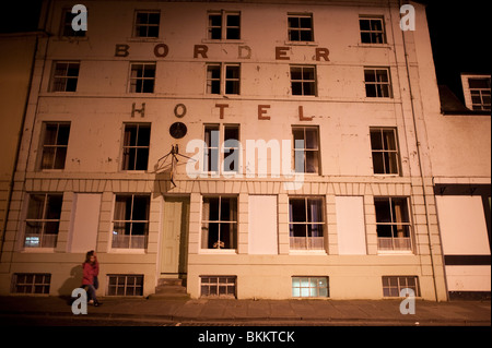 L'ancienne frontière Hôtel en Kelso ville, en Écosse, après l'obscurité illuminée par des lampes de rue Banque D'Images