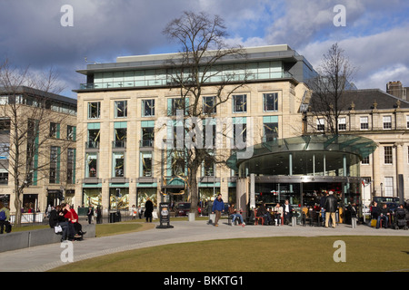St Andrew's Square Edinburgh au printemps avec le grand magasin Harvey Nichols en arrière-plan, Café République café en face Banque D'Images