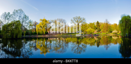 Étang dans Volkspark Friedrichshain, Berlin, Allemagne Banque D'Images