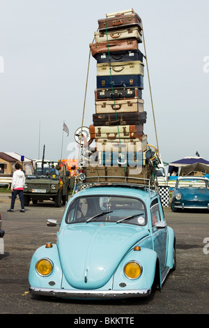 Volkswagen Beetle surchargé de valises Banque D'Images