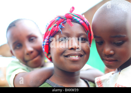 Le Kenya, l'Afrique, le long de la route C102, portrait d'enfants dans le village de Makutano Banque D'Images