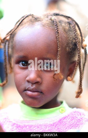 Le Kenya, l'Afrique, le long de la route C102, portrait d'enfants dans le village de Makutano Banque D'Images