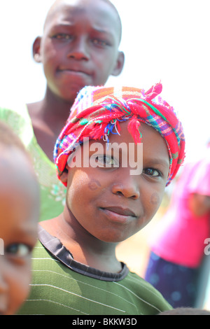 Le Kenya, l'Afrique, le long de la route C102, portrait d'enfants dans le village de Makutano Banque D'Images