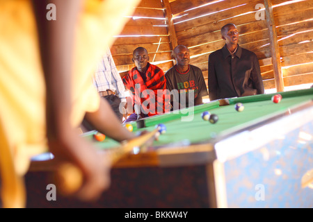 Le Kenya, l'Afrique, l'homme joue une partie de billard dans le village de Makutano Banque D'Images